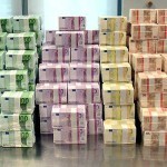 пачки денег у того, кто стал миллионером